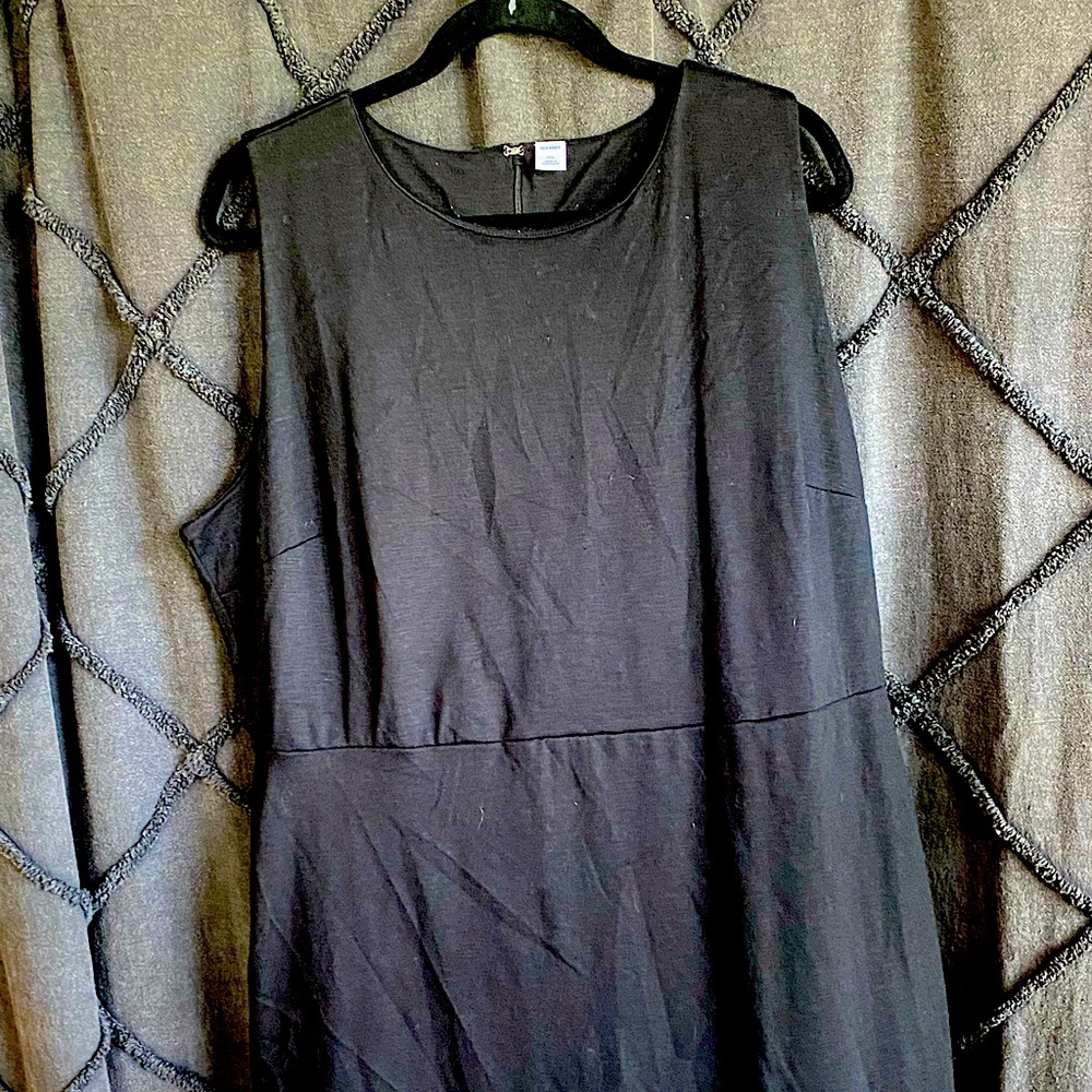 Classic back zip above the knee length dress